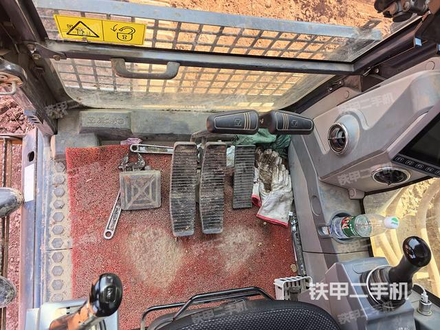 行走控制手柄和踏板?俯拍（駕駛室部分）