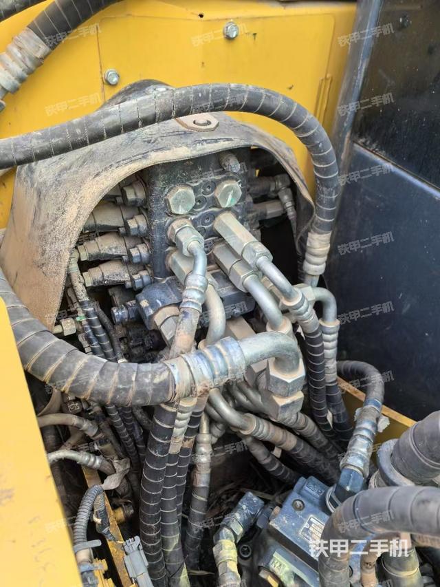 回轉(zhuǎn)馬達(dá)和主控閥（整機(jī)外觀）