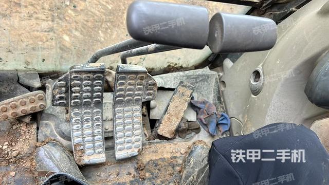 行走控制手柄和踏板?俯拍（駕駛室部分）