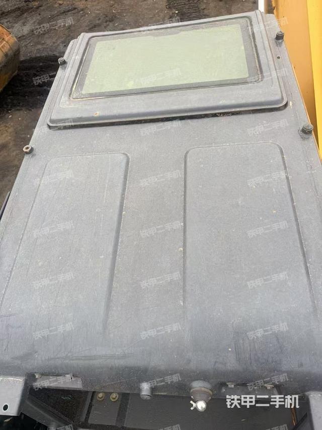 駕駛室頂部(整機(jī)外觀) 駕駛室頂部(整機(jī)外觀)