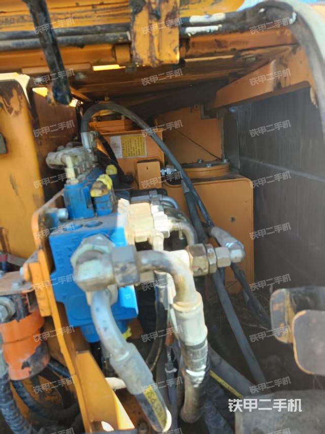 回轉(zhuǎn)馬達(dá)和主控閥（整機(jī)外觀）