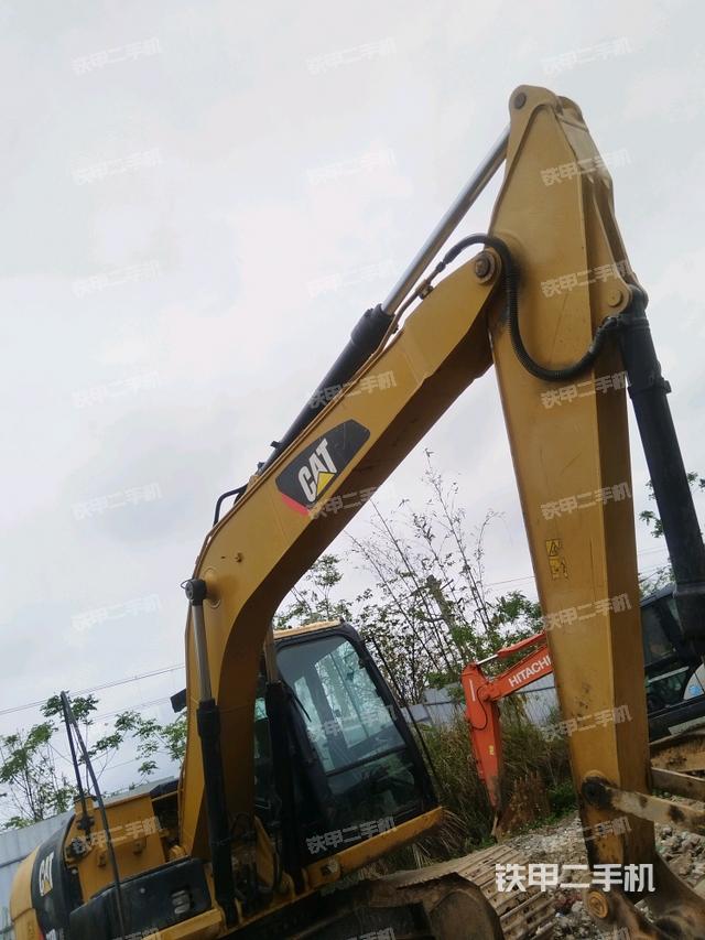 小臂整體左后(工作和回轉(zhuǎn)裝置) 小臂整體左后(工作和回轉(zhuǎn)裝置)