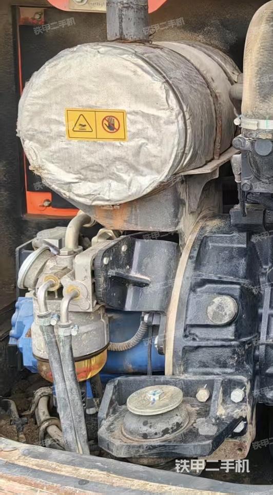 液压泵舱室正面整体（整机外观）