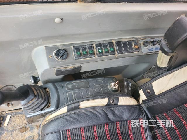 座椅右側(cè)控制臺(tái)/鑰匙門/油門/含右手柄（駕駛室部分）