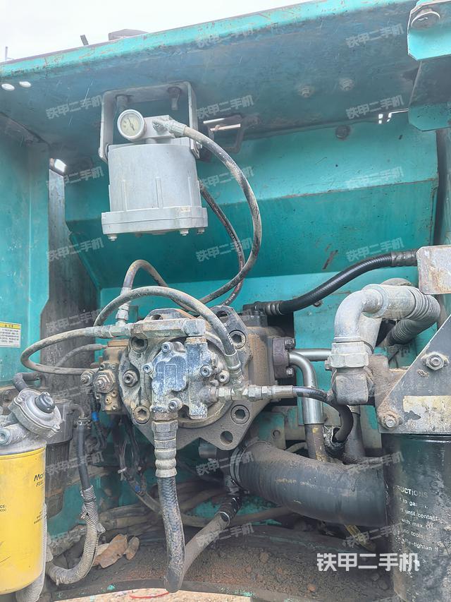 液压泵舱室正面整体（整机外观）