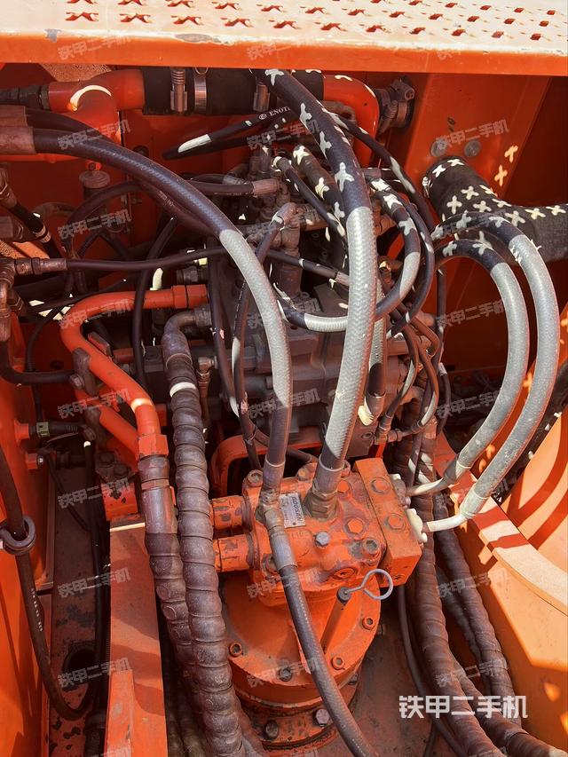 回轉(zhuǎn)馬達(dá)和主控閥(整機(jī)外觀) 回轉(zhuǎn)馬達(dá)和主控閥(整機(jī)外觀)