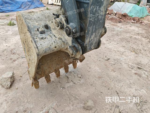 鏟斗右后整體(工作和回轉(zhuǎn)裝置) 鏟斗右后整體(工作和回轉(zhuǎn)裝置)