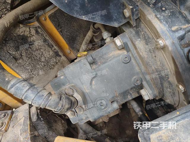 液压泵舱室正面整体（整机外观）