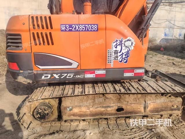 單側(cè)履帶整體(整機外觀) 單側(cè)履帶整體(整機外觀)