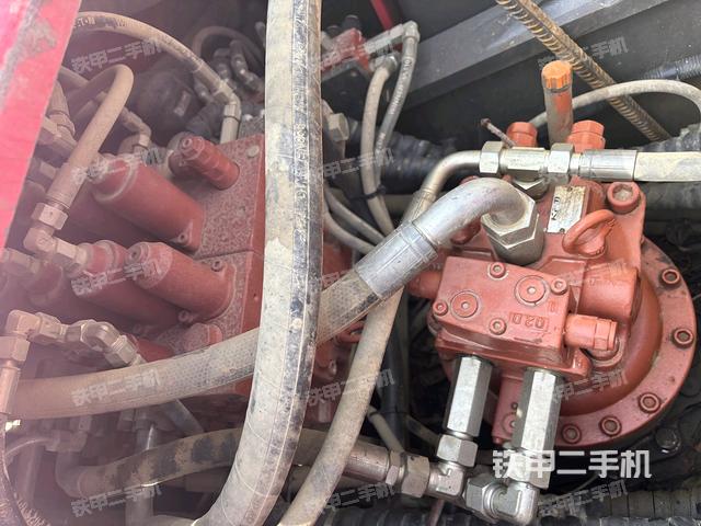 回轉(zhuǎn)馬達和主控閥(整機外觀) 回轉(zhuǎn)馬達和主控閥(整機外觀)