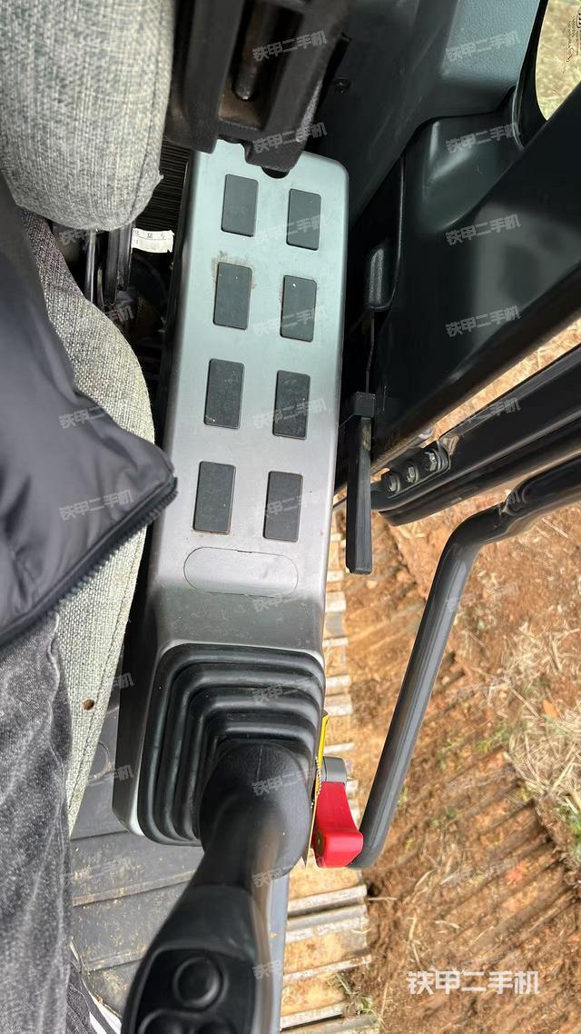 座椅左側(cè)控制臺(tái)/音響/含左手柄(駕駛室部分) 座椅左側(cè)控制臺(tái)/音響/含左手柄(駕駛室部分)