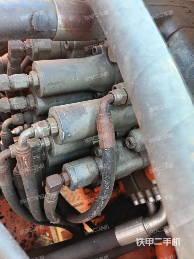 回转马达和主控阀（整机外观）