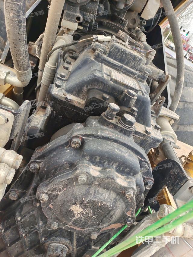 分動箱或變速箱（壓路機發(fā)動機艙）