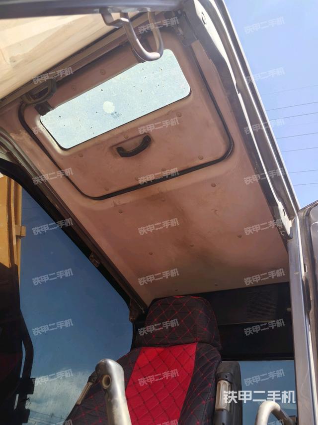 駕駛室頂部（整機外觀）