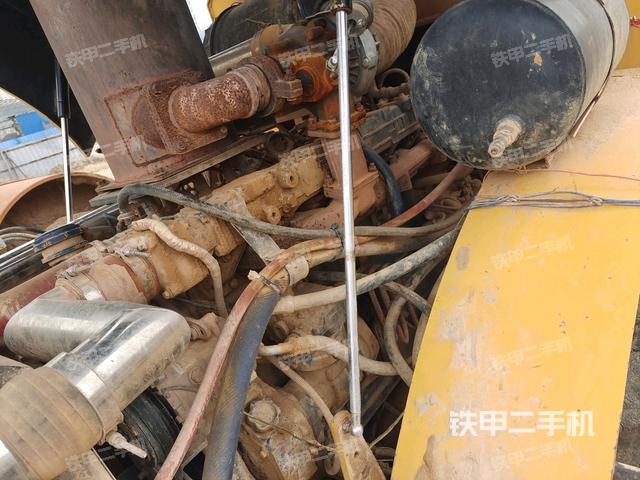 發(fā)動機左側(cè)全景（壓路機發(fā)動機艙）