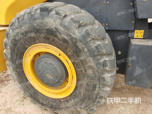 后輪左側(cè)全景（壓路機前后車架）