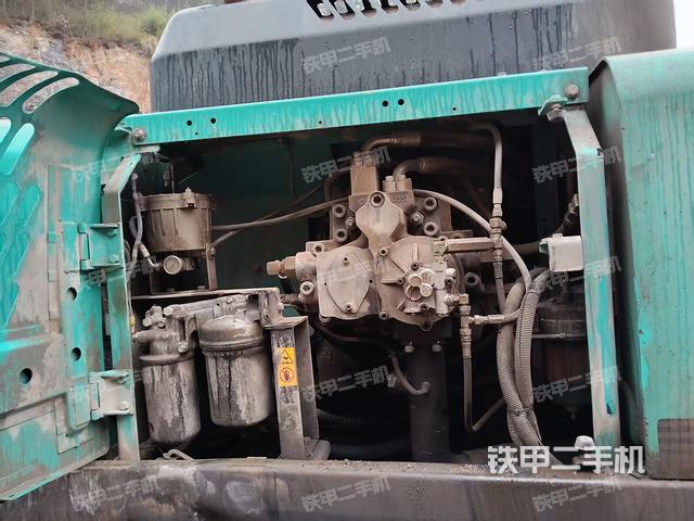 液壓泵艙室正面整體(整機(jī)外觀) 液壓泵艙室正面整體(整機(jī)外觀)