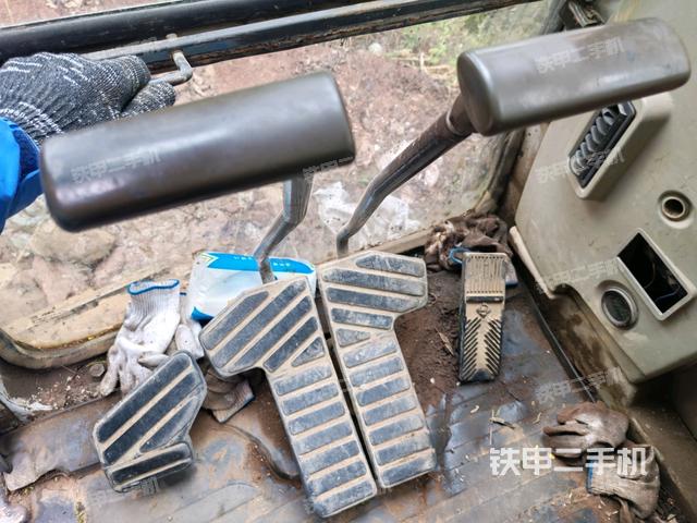 行走控制手柄和踏板?俯拍（駕駛室部分）