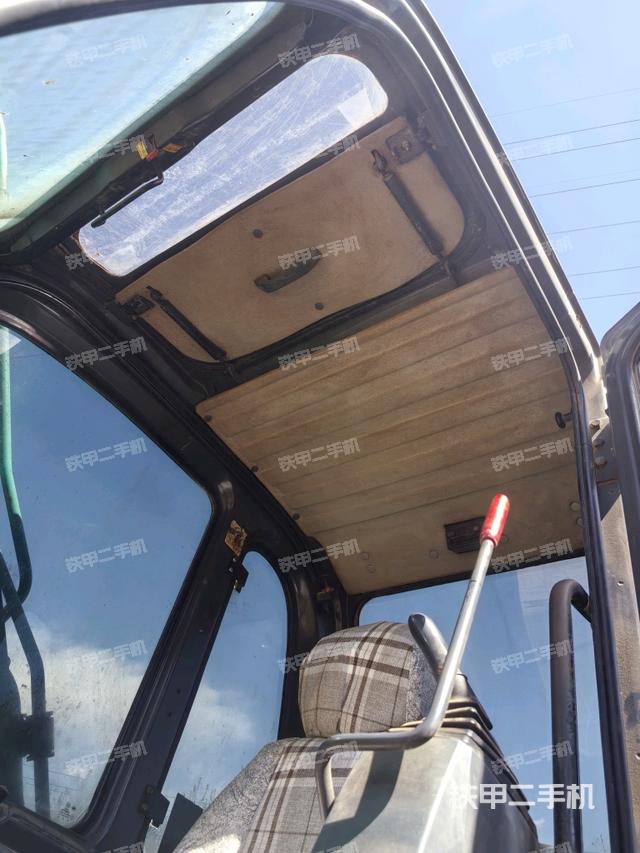 駕駛室頂部（整機外觀）