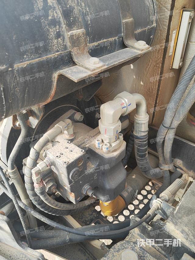 液压泵舱室正面整体（整机外观）