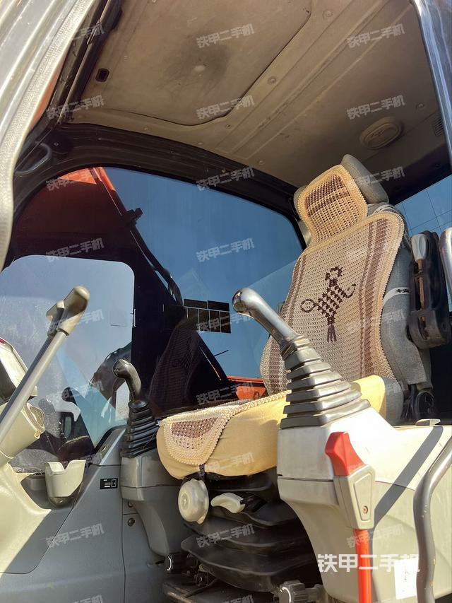 駕駛室整體(整機(jī)外觀) 駕駛室整體(整機(jī)外觀)