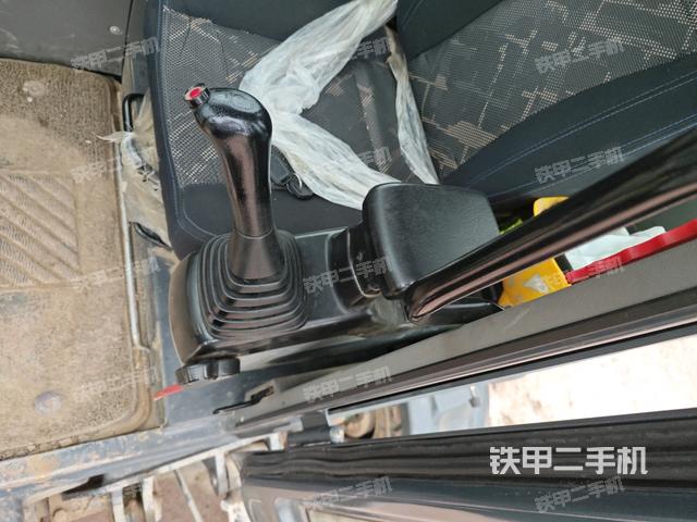 座椅左側(cè)控制臺/音響/含左手柄(駕駛室部分) 座椅左側(cè)控制臺/音響/含左手柄(駕駛室部分)