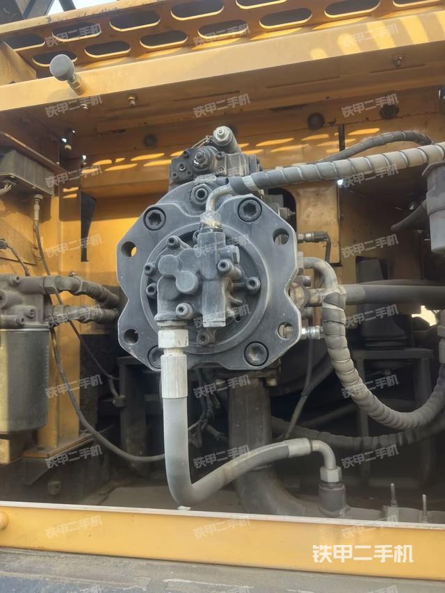液壓泵艙室正面整體(整機(jī)外觀) 液壓泵艙室正面整體(整機(jī)外觀)