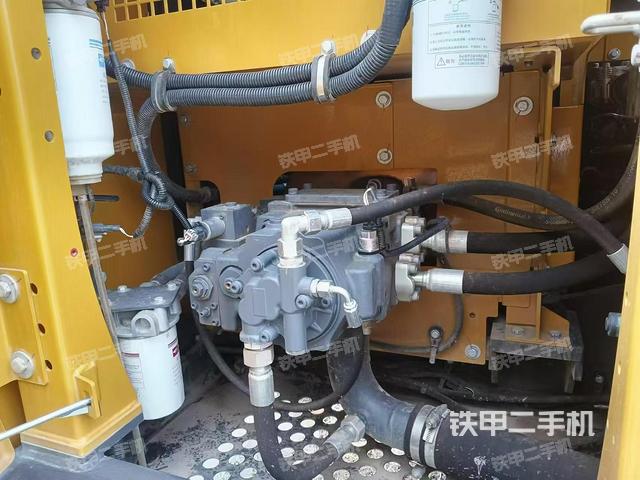 液压泵舱室正面整体（整机外观）