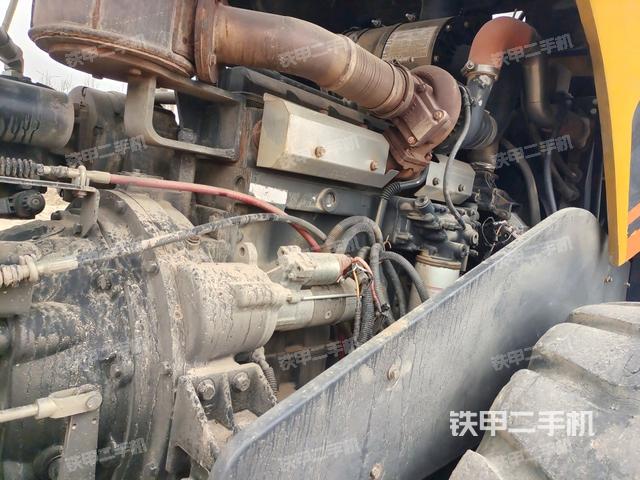 發(fā)動機上部全景（壓路機發(fā)動機艙）