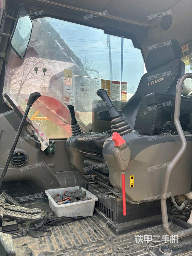 駕駛室整體(整機外觀) 駕駛室整體(整機外觀)