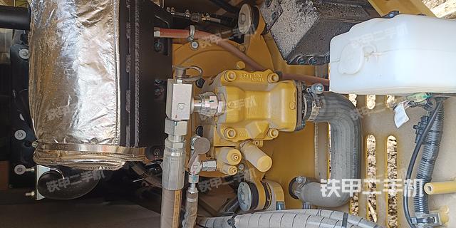 液压泵舱室正面整体（整机外观）