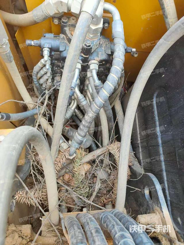 回轉馬達和主控閥(整機外觀) 回轉馬達和主控閥(整機外觀)