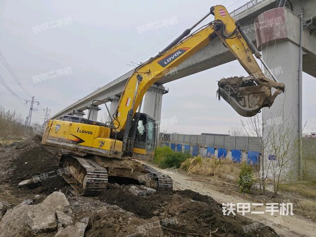 駕駛室頂部(整機(jī)外觀) 駕駛室頂部(整機(jī)外觀)