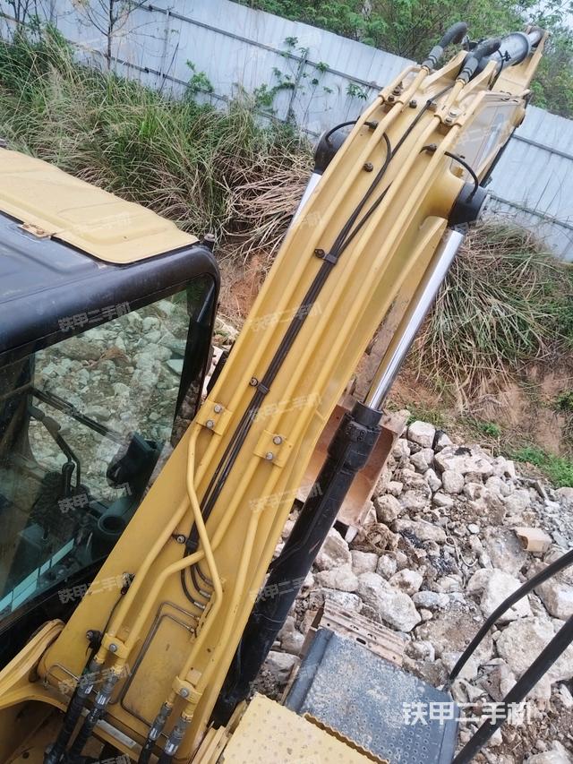 大臂背部俯視(工作和回轉(zhuǎn)裝置) 大臂背部俯視(工作和回轉(zhuǎn)裝置)