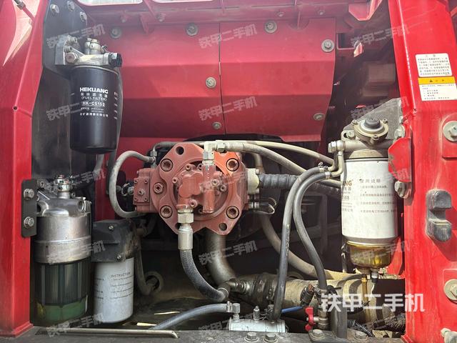 液壓泵艙室正面整體(整機外觀) 液壓泵艙室正面整體(整機外觀)