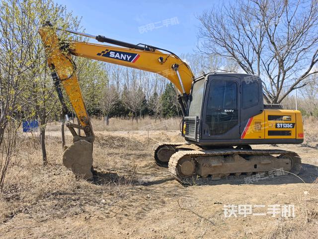 駕駛室整體(整機(jī)外觀) 駕駛室整體(整機(jī)外觀)