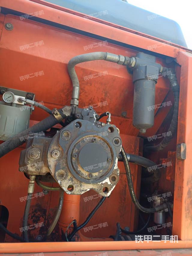 液压泵舱室正面整体（整机外观）