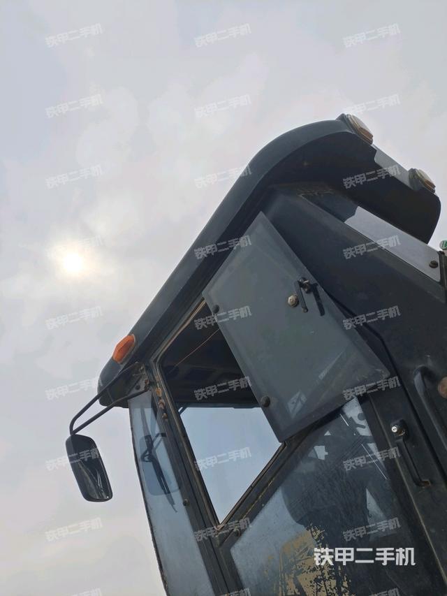 右側(cè)正面照（壓路機駕駛室）