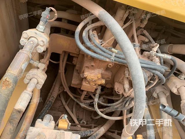 回轉馬達和主控閥(整機外觀) 回轉馬達和主控閥(整機外觀)