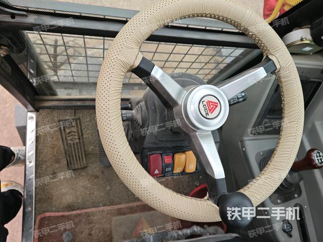 行走控制手柄和踏板?俯拍（駕駛室部分）