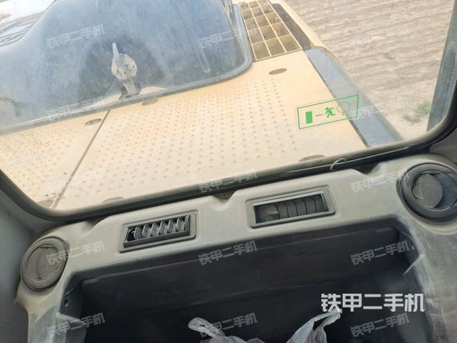 行走控制手柄和踏板?俯拍（駕駛室部分）