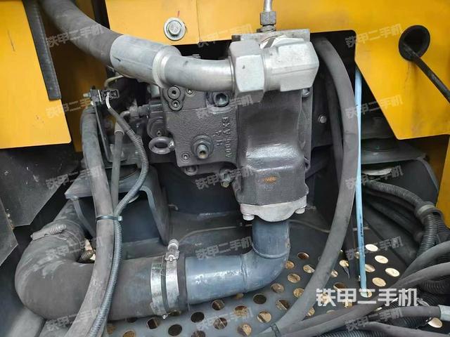 液壓泵艙室正面整體(整機外觀) 液壓泵艙室正面整體(整機外觀)