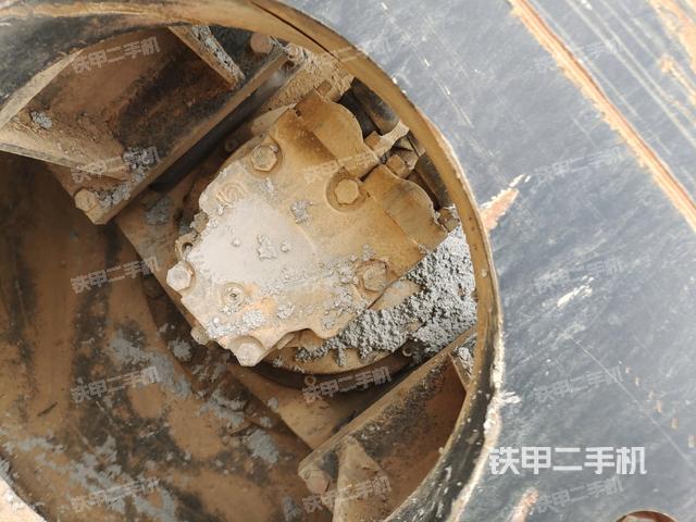 后輪左側(cè)全景（壓路機前后車架）