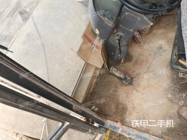 駕駛室側(cè)向上照全景（壓路機駕駛室）