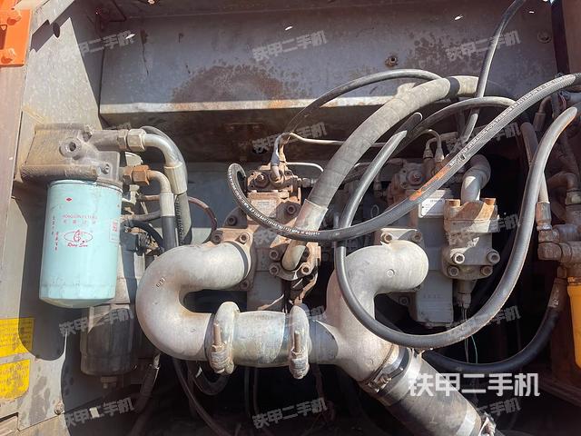 液壓泵艙室正面整體（整機外觀）