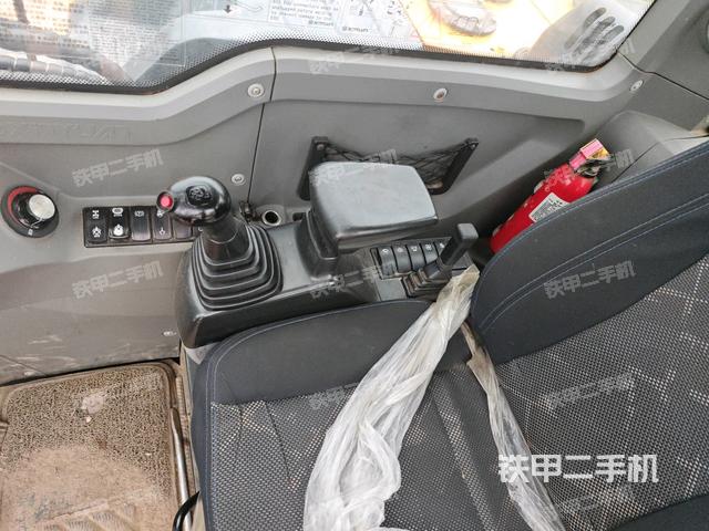 座椅右側(cè)控制臺/鑰匙門/油門/含右手柄(駕駛室部分) 座椅右側(cè)控制臺/鑰匙門/油門/含右手柄(駕駛室部分)