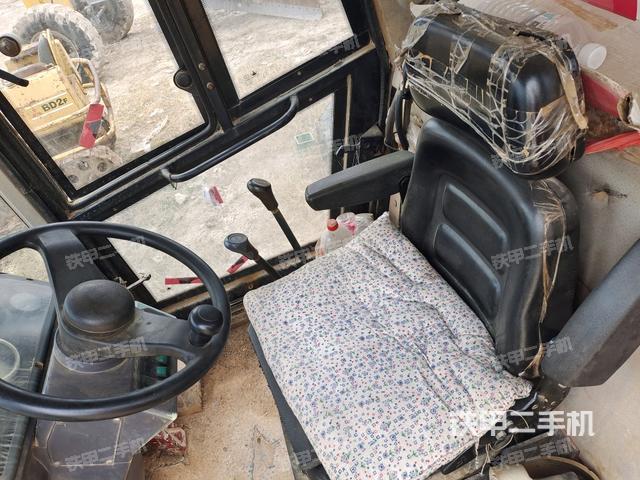 駕駛室內(nèi)座椅、儀表操作手柄全景（壓路機駕駛室）