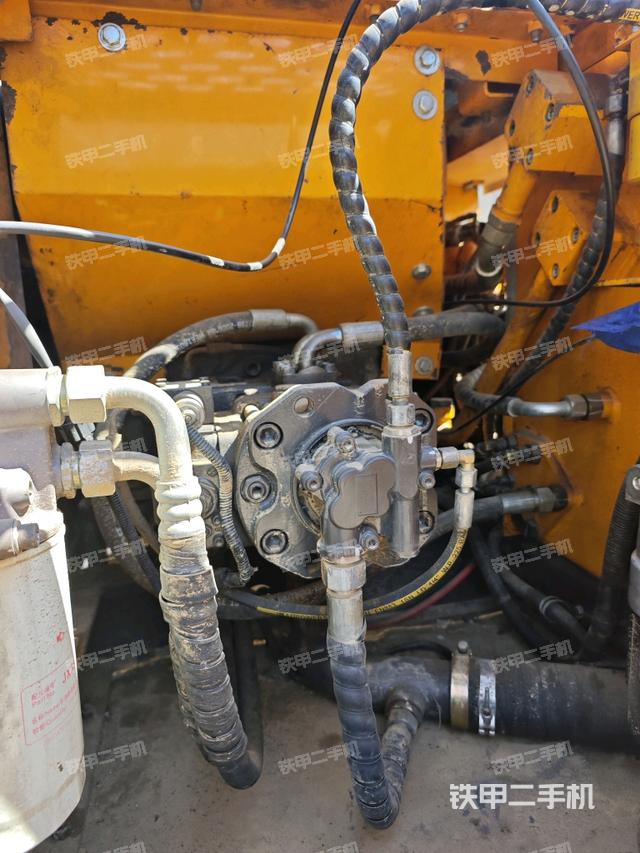 液壓泵艙室正面整體(整機(jī)外觀) 液壓泵艙室正面整體(整機(jī)外觀)