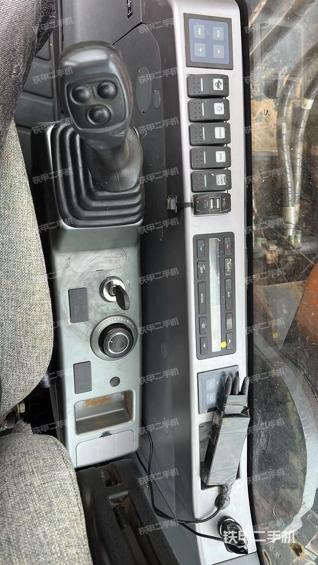 座椅右側(cè)控制臺(tái)/鑰匙門/油門/含右手柄(駕駛室部分) 座椅右側(cè)控制臺(tái)/鑰匙門/油門/含右手柄(駕駛室部分)