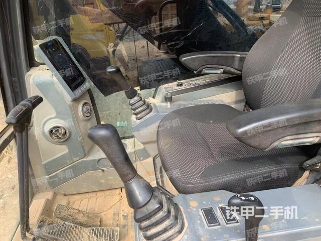 駕駛室整體(整機(jī)外觀) 駕駛室整體(整機(jī)外觀)